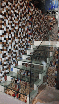 Двухмаршевая двухкосоурная лестница со стеклянными ступенями от ДОМ тм