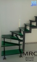 Стеклянная лестница с зелёными ступенями от ДОМ  - foto 0