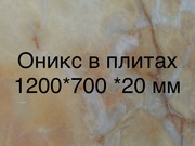 Мозаичное панно из природного камня обладает сдержанной изящностью